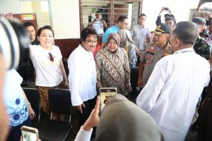 Bersama Forpimda Surabaya Risma Tinjau TPS dan Pos Pengamanan