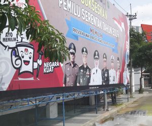 Baliho Gubernur Jawa Timur Dikeluhkan Warga Surabaya