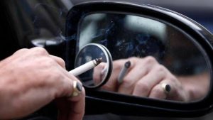 Merokok Sambil Berkendara Ditilang 750 ribu