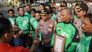 Kapolrestabes Surabaya Beri Penghargaan Driver Ojol