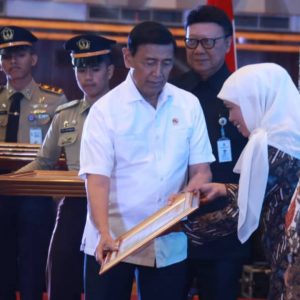 Dihadiahi Penghargaan, Khofifah : Terima Kasih TNI-Polri