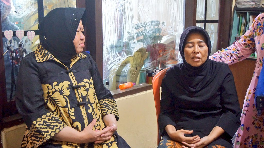 Risma Kunjungi 12 Keluarga KPPS Surabaya yang Meninggal