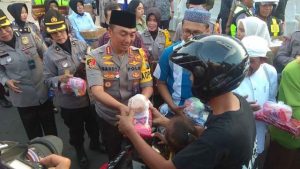 Bersama Pemuka Agama, Kapolrestabes Surabaya Berbagi Takjil