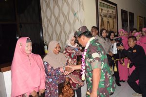 Kapolri dan Panglima TNI Beri Tali Asih Keluarga Petugas yang Gugur di Pemilu 2019