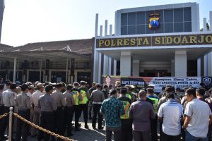 Kebersamaan TNI-Polri Rayakan Ultah Anggota di Mapolres Sidoarjo