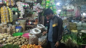 Anggota Sat Intelkam Polres Rembang Pantau Perkembangan Sembako di Pasaran