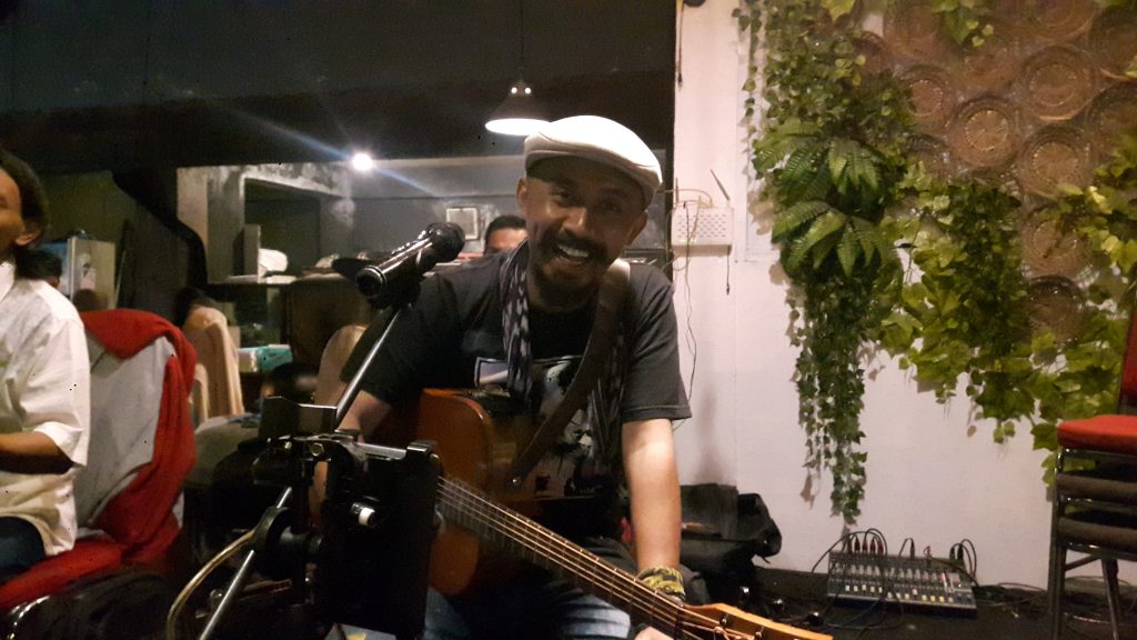 HC Putra Cafe Kota Batu Tempat Berkumpulnya Pengagum Iwan Fals
