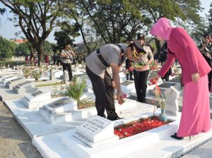 Peringati Hari Bhayangkara, Kapolresta SDA Ziarah ke Makam Pahlawan