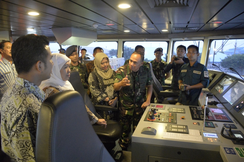 Gubernur Jatim KIP Tinjau Kapal Perang di Dermaga Ujung Surabaya