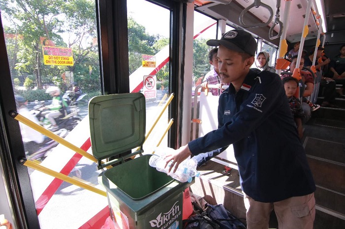 Sampah Botol Pembayaran Bus Suroboyo Hasilkan Uang Rp 150 juta