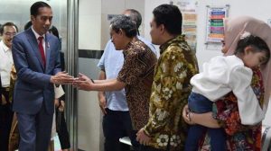 Presiden Jokowi dan Ibu Negara Menjenguk Walikota Surabaya