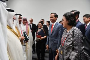 Di Acara G20, Jokowi Ngobrol Santai dengan Menlu Arab Saudi