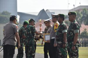 Sukseskan Operasi Ketupat, Personel TNI-Polri Terima Penghargaan