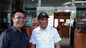 Benhur Walikota Jayapura Mengunjungi Risma di Rumah Sakit