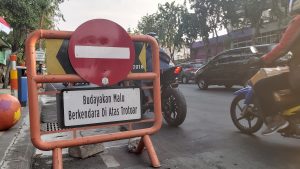 Maksimalkan Fungsi Trotoar, Dishub Surabaya Pasang Rambu ‘Edukasi’