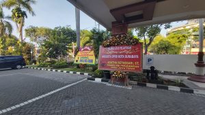 Dua Karangan Bunga Sambut Pelantikan Anggota DPRD Surabaya 2019-2024