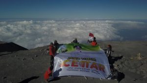 Tim Ekspedisi Bapenda Jatim Kibarkan Bendera Cettar di Puncak Gunung Semeru
