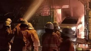 Kebakaran di Sutorejo Surabaya Menghanguskan dua Unit Mobil