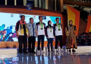 Ketua KONI Serahkan Piala Juara Umum Porprov ke Walikota Surabaya