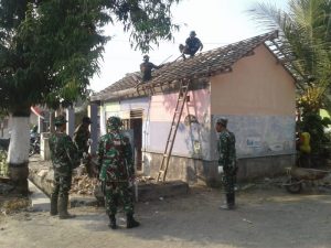 Tentara dan Warga Kalipucung Blitar Menggelar Karya Bhakti