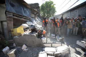 Satpol PP Bongkar Tembok yang Blokir Jalan Umum di Surabaya