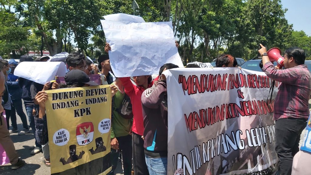 Aliansi Mahasiswa Surabaya Mendukung Revisi UU KPK