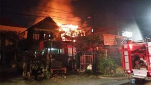 Kebakaran di Srikani, Dua Petugas PMK Alami Kecelakaan