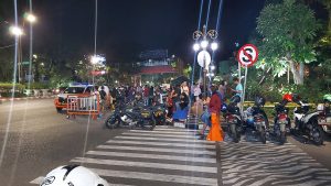 Masyarakat Antusias Menunggu Kedatangan Peserta Gerak Jalan Mojokerto
