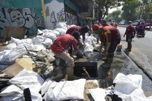 Antisipasi Genangan Air, Pemkot Surabaya Rutin Bersihkan Saluran Air