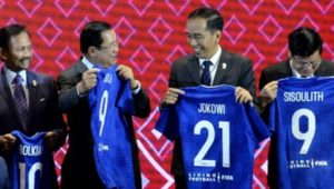 Beda! Cuma Jokowi yang Dapat Jersey No 21 dari Presiden FIFA