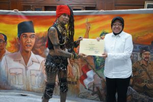 Walikota Surabaya Terima Hibah Lukisan Perjuangan 10November
