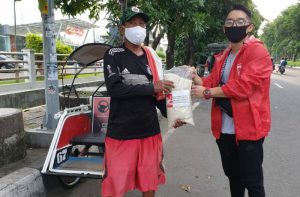 PSI Kota Surabaya Gelar Bagi-Bagi Beras ke Warga Terdampak