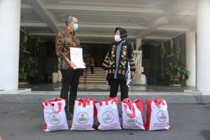 Walikota Surabaya Terima Bantuan 10 Ribu Paket dari Presiden