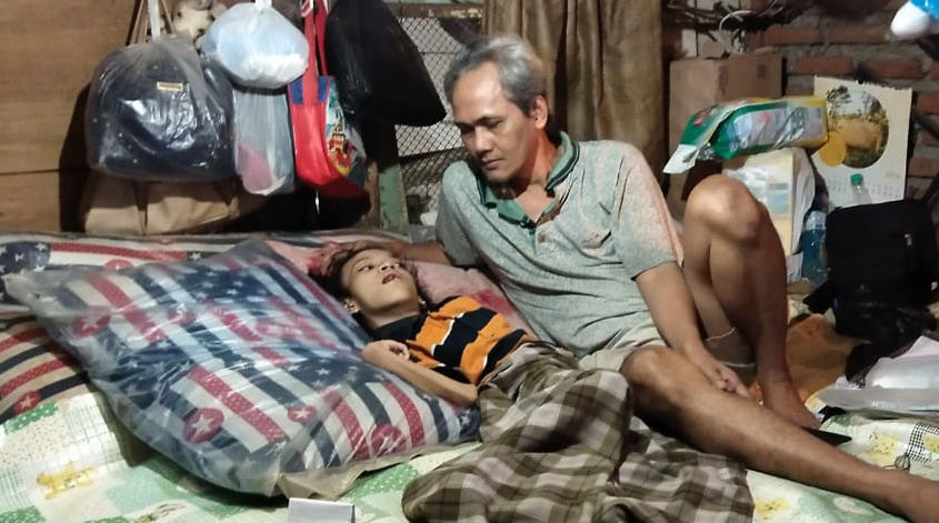 Kisah Kakek Nanang Rawat Cucunya yang Terbaring di Ranjang 17 Tahun