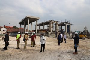 Risma Tinjau Pembangunan Rumah Pompa Petekan dan Alun-alun Surabaya