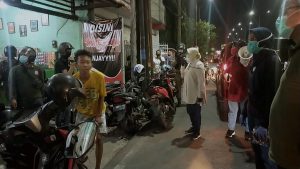 Ingatkan Warga, Risma Keliling di Jalan Protokol Surabaya