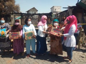 3 Komunitas Sosial Surabaya Bantu Korban Kebakaran