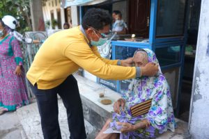 Warga Kampung Surabaya Dapat Bantuan Masker