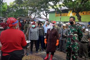 Usai Subuh, Risma Pimpin Operasi Masker di Pasar Keputran