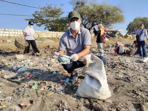 Bersih-bersih Pantai Kedung Cowek, Imam Temukan Masker dan Pampers