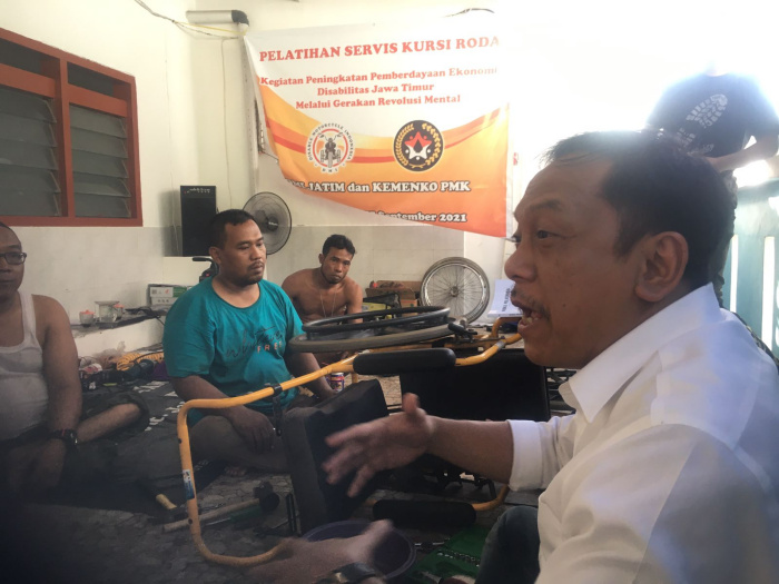 Politisi PDIP Surabaya Tinjau Pelatihan Service Kursi Roda Disabilitas