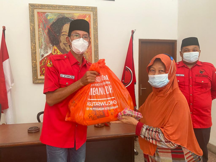 Salurkan Sembako Bambang DH, Ketua PDIP Surabaya : Memperkuat Akar di Kalangan Wong Cilik