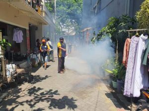 Fogging di Kampung Lawas Maspati Dijamu Lepet, Pluntir dan Klepon