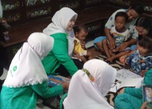 Fatayat NU Surabaya Aksi Trauma Healing Korban Erupsi Gunung Semeru