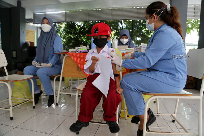 Para Orang Tua di Surabaya Antusias Antar Anaknya Vaksin