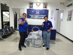 DPW Partai Nasdem Jatim Bantu Warga yang Membutuhkan Kursi Roda