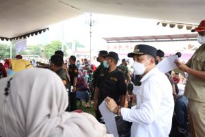Walikota Surabaya Bantu Mensos Salurkan Bantuan
