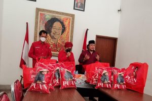 ﻿Tahun Baru, Indah Kurnia dan Kader PDIP Surabaya Bagikan Beras Mbak Puan