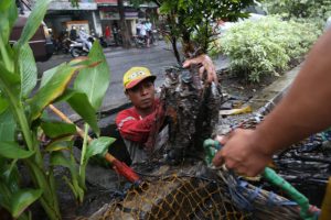 Perangi DBD DLH Pemkos Gelar Kerja Bakti Massal