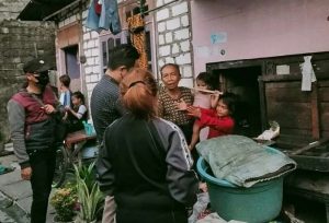 Dua Komunitas Sosial Bedah Rumah Janda Miskin di Tambak Asri